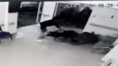 Scandal la Spitalul din Roman: Doi bărbați s-au atacat cu cuțite chiar în sala de așteptare - VIDEO