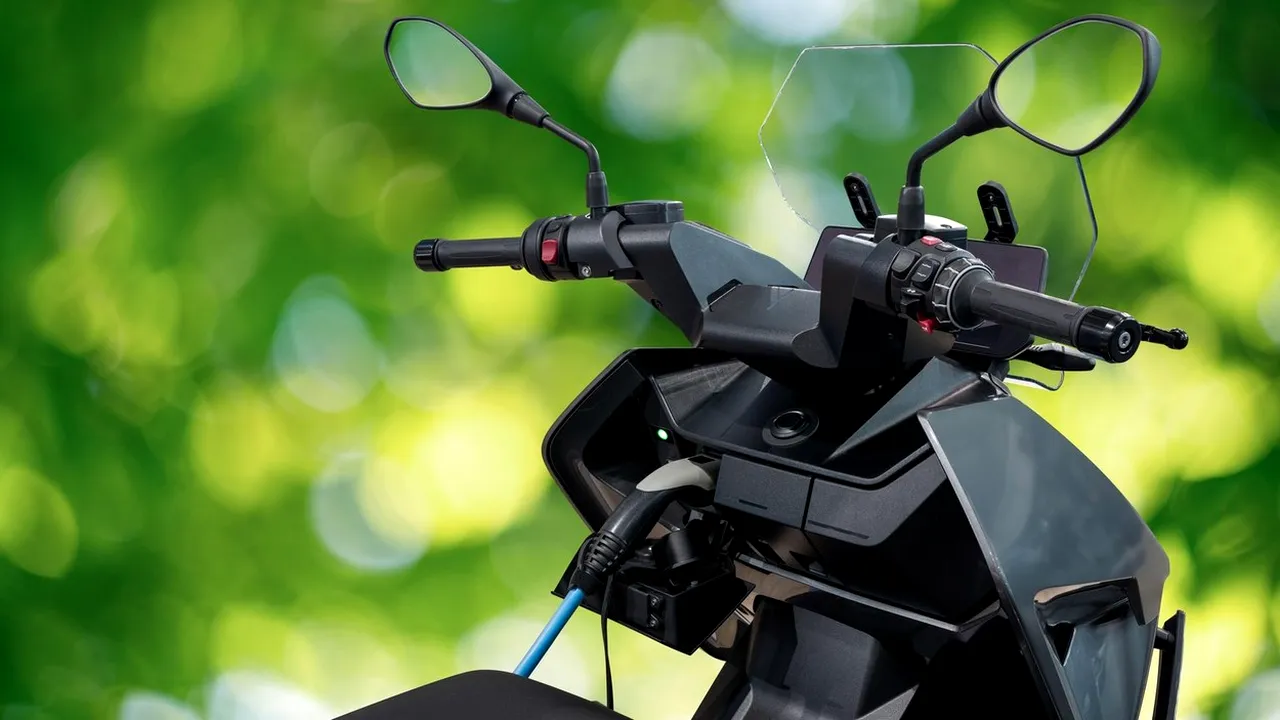 VIDEO | Poți încărca un scuter electric la stații pentru mașini electrice?