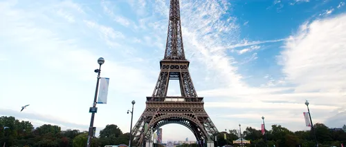 Alertă cu bombă la Turnul Eiffel. Monumentul a fost evacuat | VIDEO