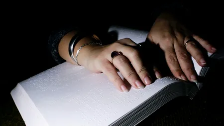 Demers inedit: Un preot nevăzător din Mehedinți tipărește cărți religioase și calendare creștine în Braille