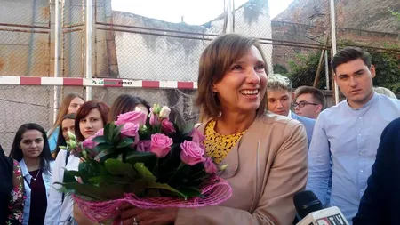 Carmen Iohannis preia o clasă de BOBOCI: E o zi foarte bucuroasă, mă întâlnesc și cu foștii elevi