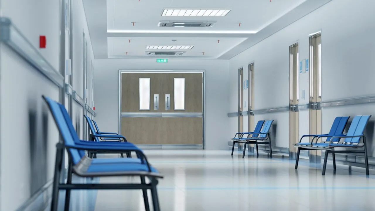 Ce a pățit un bărbat care a FURAT mâncare de la Spitalul din Târgu-Jiu, susținând că vrea să facă un parastas