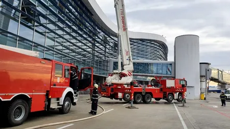 UPDATE | Incendiul de la Aeroportul Otopeni a fost stins. Focul izbucnise la un restaurant fast-food de la terminalul „Plecări”