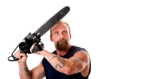 Un bărbat de 35 de ani, ARESTAT preventiv după ce și-a atacat fratele cu o drujbă. Victima s-a ales cu răni pe față