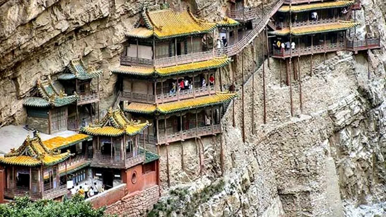 Mânăstirea Suspendată, minunea arhitecturală ce pare să sfideze gravitația. GALERIE FOTO