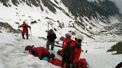 Turiștii surprinși de avalanșă în Munții Făgăraș au fost coborâți de pe munte