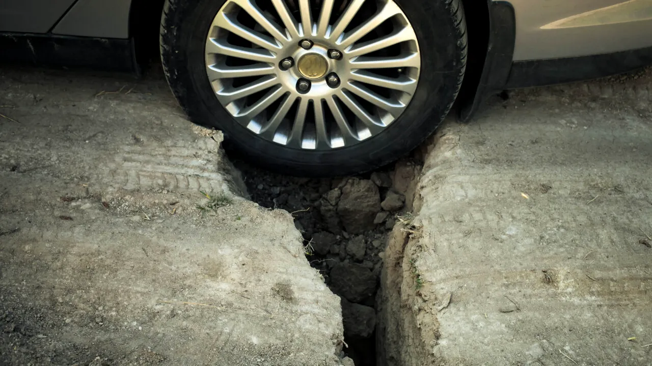 Conflict la Tribunal între Primăria Iași și firma de asigurări, după ce un șofer și-a avariat mașina din cauza unei gropi pe drumul public