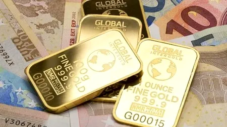 După ce a depășit pragul de 5.000 dolari pe uncie, aurul se apropie de un nou maxim istoric. Investitorii caută siguranță după slăbirea dolarului