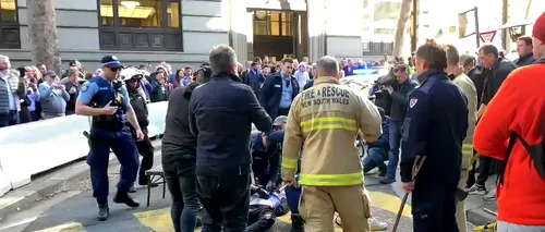 Un individ a fost reținut la Sydney după ce a înjunghiat o femeie și a încercat să rănească alți oameni