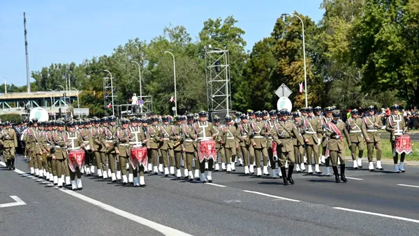 „Marea paradă“ de Ziua Armatei Poloneze are loc la Varșovia. Pe Wisłostrada mărșăluiesc reprezentanți ai armatelor aliate, inclusiv din România