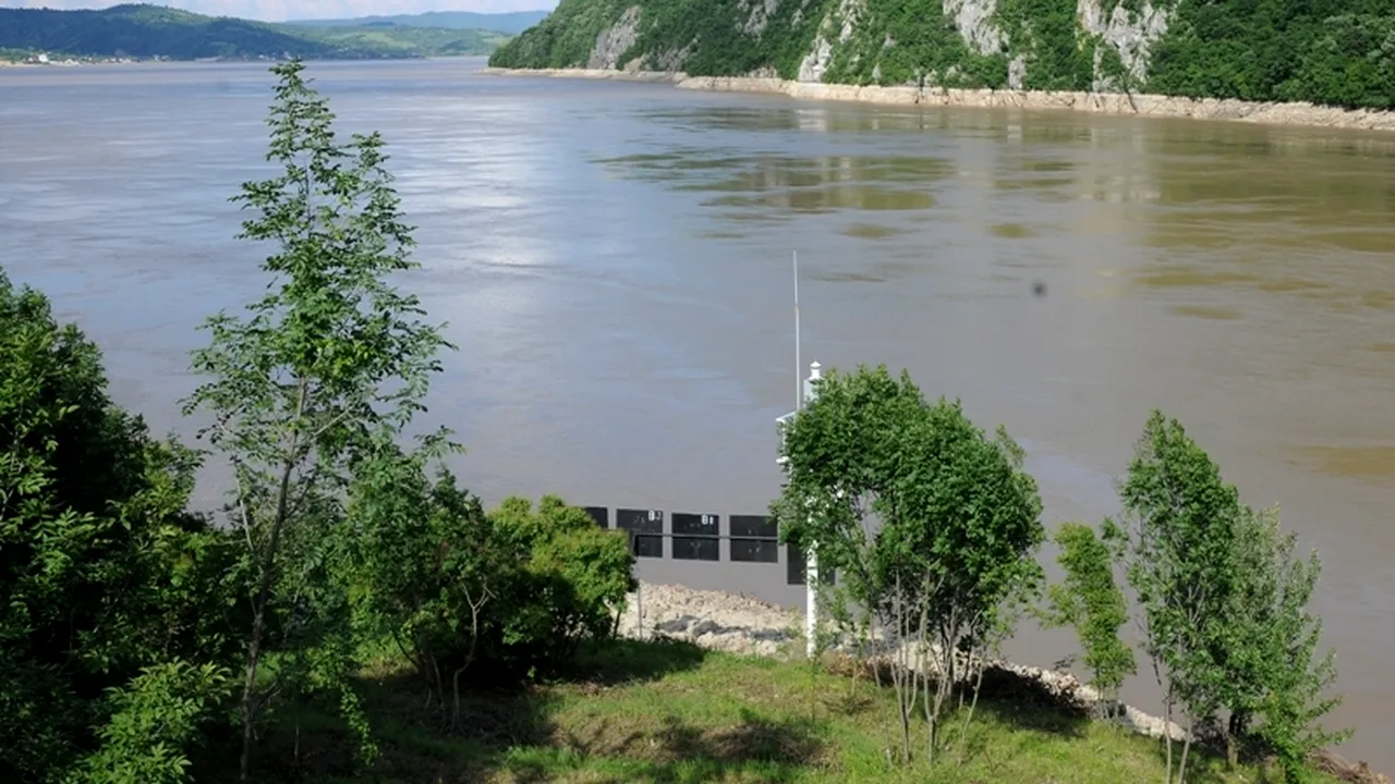 Pete de petrol pe Dunăre, pe o distanță de un kilometru și jumătate. Se caută poluatorul