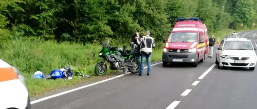 Un șofer în vârstă de 70 de ani a lovit doi motocicliști străini, pe un drum din județul Sibiu. Unul dintre ei a fost transportat la spital cu elicopterul