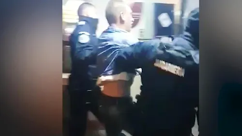 Tânăr arestat pentru 30 de zile, după ce a scuipat și lovit un polițist în Gara Brașov