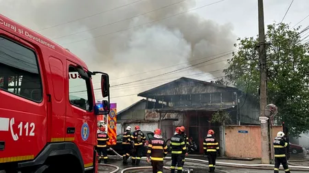 Incendiu la un atelier auto din Mogoșoaia. O persoană a fost transportată la spital
