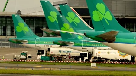 Un tânăr aflat în avion sub influența drogurilor a mușcat un pasager și a murit