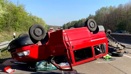 Doi români sunt în stare gravă după ce un microbuz s-a răsturnat pe o autostradă din Germania - FOTO