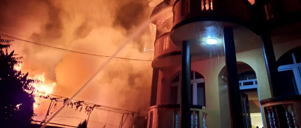 Un copil de 14 ani a murit într-un incendiu produs în București, luni noapte! Focul s-a extins de la o vilă la casa în care a pierit adolescentul!  VIDEO & FOTO