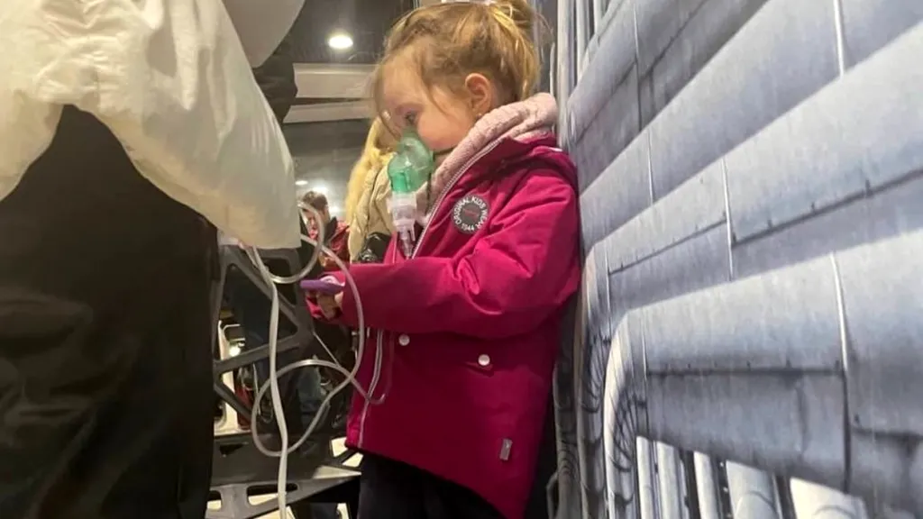 Fotografia cu o fetiță care și-a conectat inhalatorul la generatorul unei benzinării din Ucraina a devenit virală
