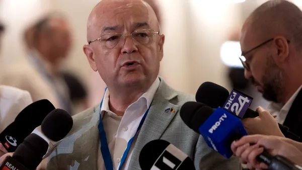 Emil Boc, reacție după ambulanța atacată cu topoare în Cluj: ”Violenţa nu are ce exista în spaţiul public sau privat”