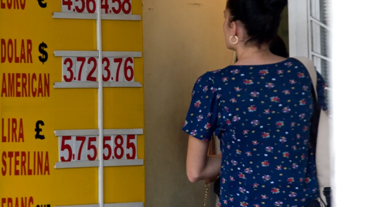 Referința BNR a scăzut la 4,5658 lei/euro, după ce joi a fost la maximul ultimelor zece săptămâni