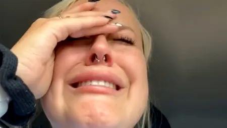 Tânăra din imagine a intrat într-un salon profesionist pentru a-și tatua jumătate de fluture. IREAL ce a ieșit, de fapt