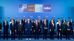 Fotografia oficială a summitului NATO Ankara 2026. Lideri, printre care și Nicușor Dan, ascunși după alți lideri. Macron și-a luat nelipsiții ochelari de soare