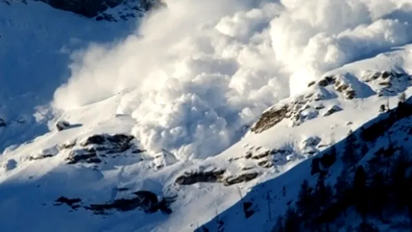 Risc de avalanșe la munte în perioada Paștelui. Evenimentele pot fi provocate și de supraîncărcarea pârtiilor cu turiști