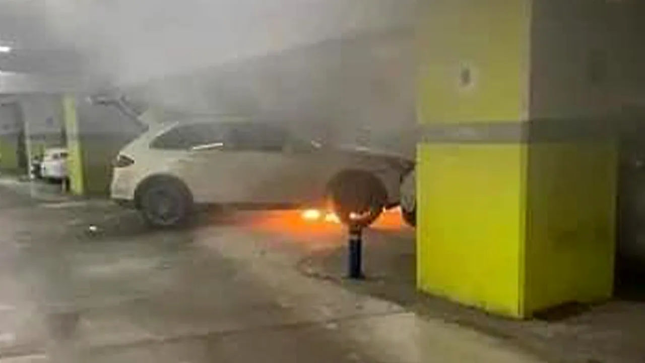 Un autoturism a luat foc în parcarea subterană a unui mall din Capitală. Alarma de incendiu s-a declanșat în tot centrul comercial