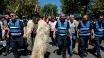 200.000 de fermieri și ciobani sunt așteptați la protestul din Piața Victoriei. „Rugăm jandarmii să nu ne mai gazeze, încă nu s-au vindecat arsurile din iulie”. Autoritățile iau în calcul restricționarea traficului. Ce mai recomandă