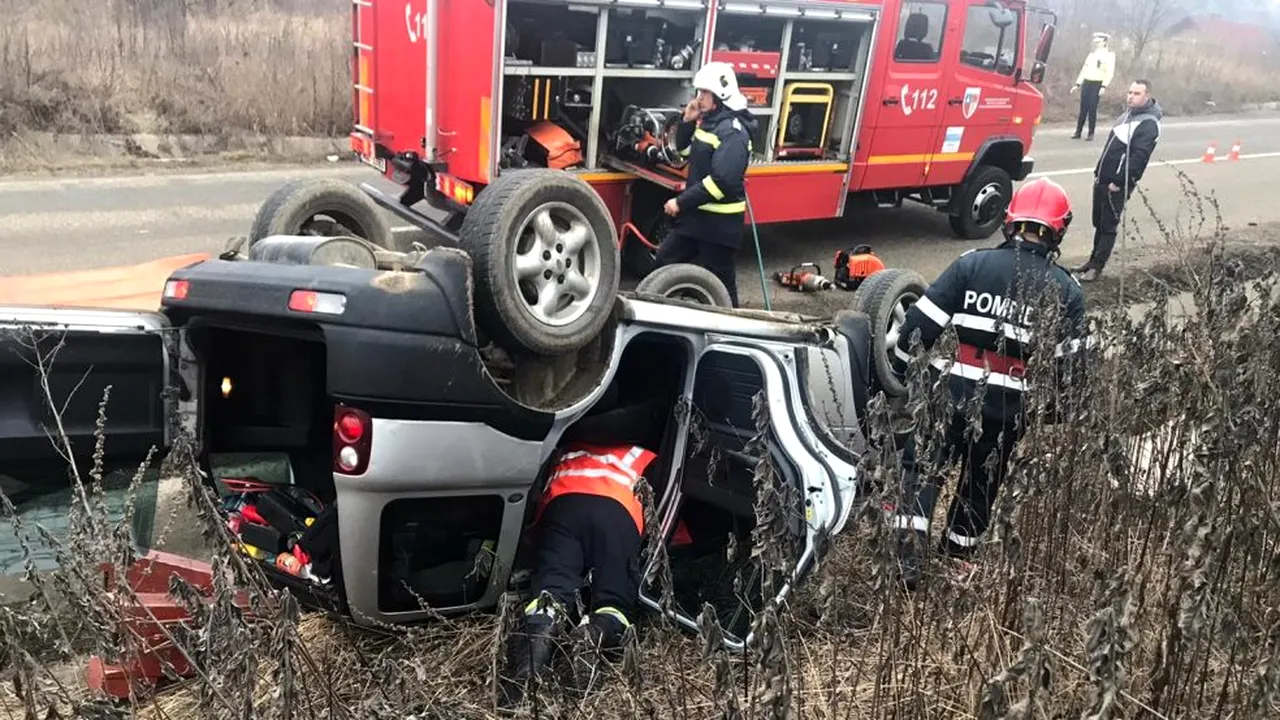 Mașină răsturnată, cu victime blocate înăuntru. Imagini horror