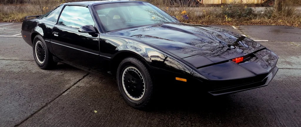 S-a vândut KITT, mașina vorbitoare din seria „Knight Rider”. Bolidul lui David Hasselhoff, cumpărat la licitație cu 300.000 de dolari