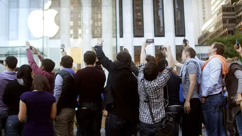 Apple a vândut un NUMĂR RECORD de iPhone-uri 5 în trei zile de la lansarea în magazine