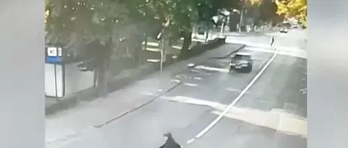 VIDEO: Momentul când o tânără din Cluj este lovită de o mașină după ce a intrat cu trotineta electrică în intersecție fără să se asigure