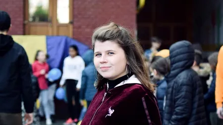 Mesajul emoționant al unei tinere, cu ocazia Zilei Naționale: Eu sunt fetița care și-a privit sora cum împachetează și pleacă departe. Eu fac parte din generația care a suportat urmările comunismului în sistemul de învățământ