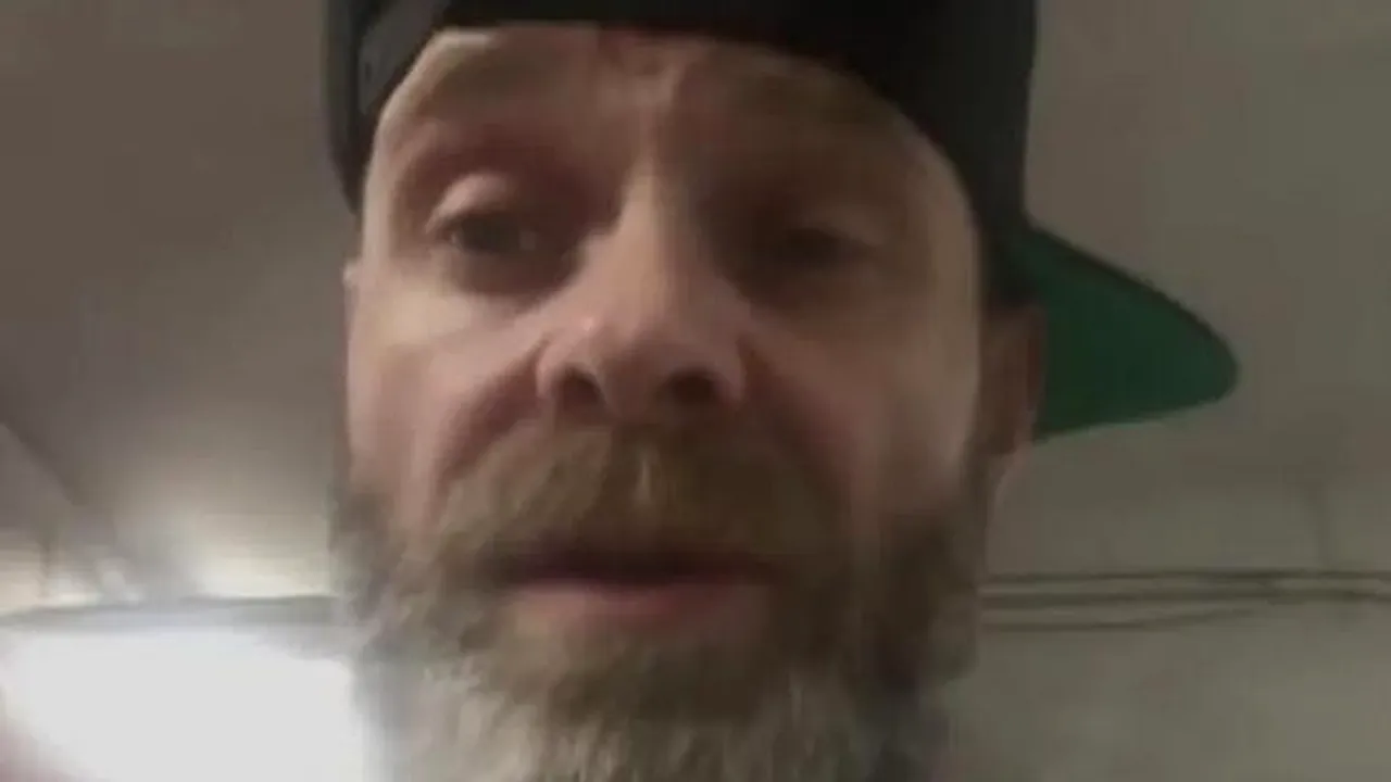 Un star din anii '90 a ajuns la „sapă de lemn