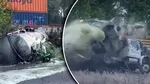 Momentul în care un tren de marfă s-a izbit de un camion. Încărcătura din camion s-a împrăștiat peste tot
