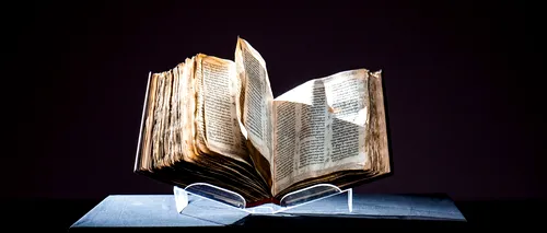 Cine a cumpărat, cu 38,1 milioane de dolari, cea mai veche BIBLIE ebraică din lume. Are legătură cu România