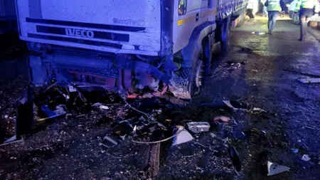 Doi tineri din Dâmbovița au murit după ce s-au izbit cu mașina de un TIR parcat. Impactul a fost devastator