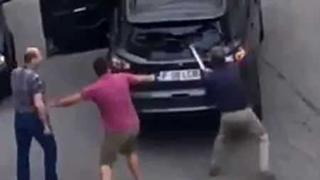 Un polițist ezită să oprească un conflict violent din Pitești