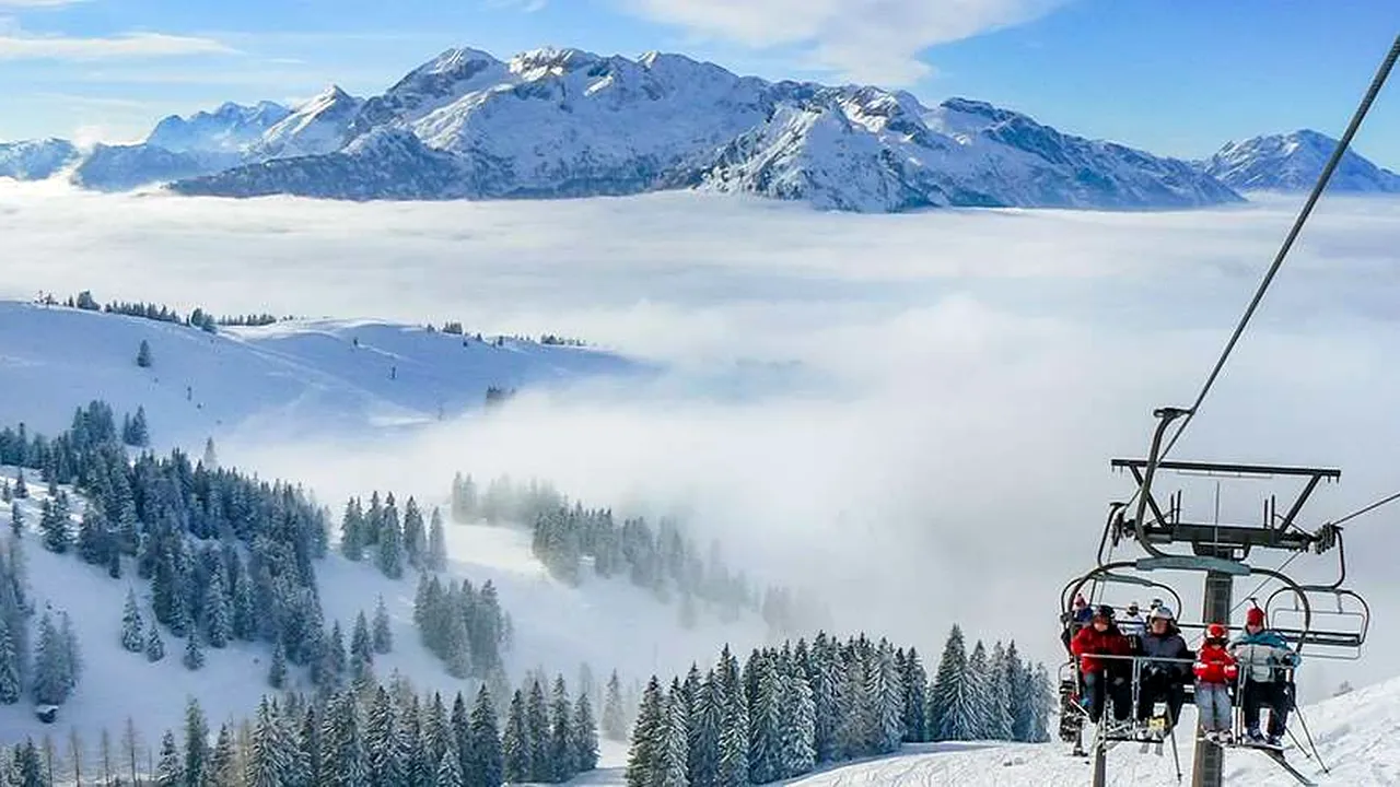 Un băiat  a alunecat de pe telescaun şi a atârnat aproape două minute