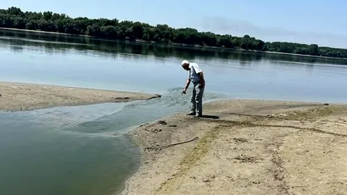 FOTO - În trei județe nu mai există apă pentru irigații. Petre Daea: „La Zimnicea, o parte din vadul Dunării s-a transformat în plajă”