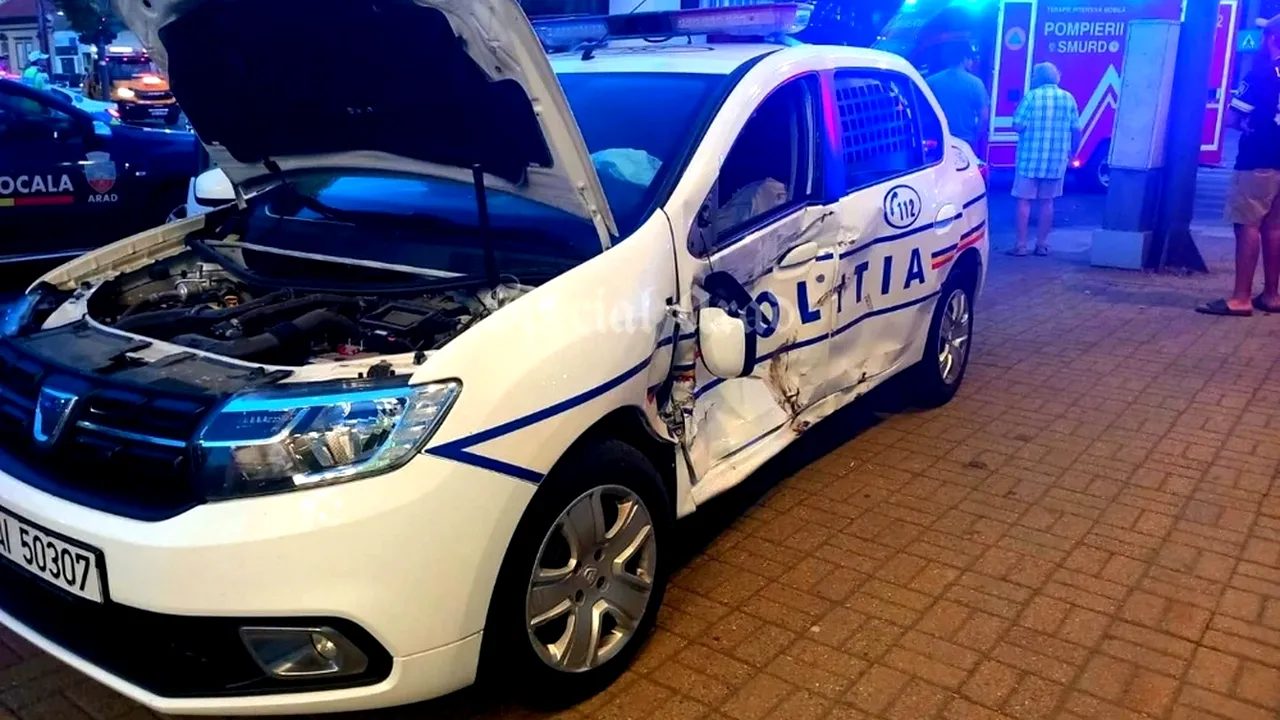 Accident în centrul Aradului. O mașină de poliție s-a ciocnit cu un autoturism. Un copil și doi bărbați, transportați de urgență la spital