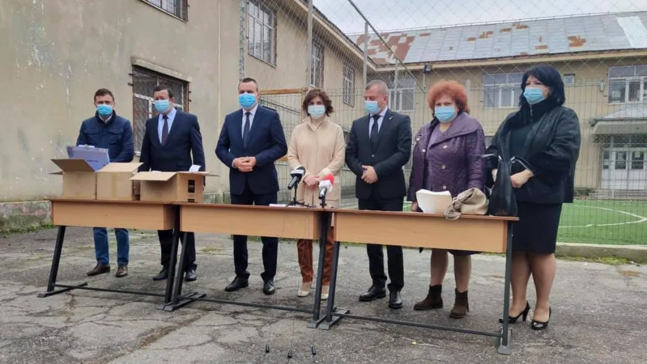 Peste 64.000 de tablete, distribuite în toată țara / Monica Anisie: „Procesul continuă”