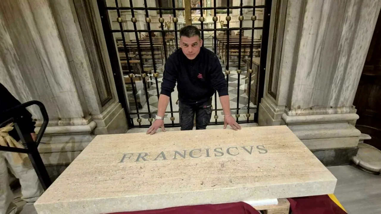 Cine este ROMÂNUL care s-a ocupat de amenajarea criptei Papei Francisc: 