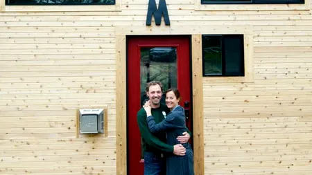 Acest cuplu a renunțat la 90% din posesiuni pentru a se muta într-o căsuță pe roți pe care o adoră. GALERIE FOTO