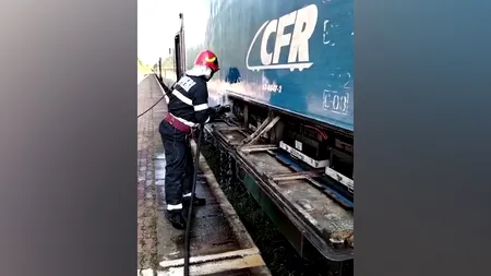 O locomotivă a luat foc la Târgoviște. Pompierii au intervenit de urgență | VIDEO