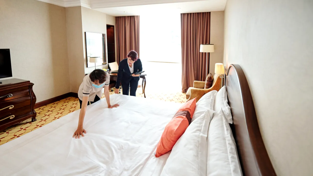 Ce trebuie să verifici neapărat înainte să dormi în paturile din camerele de hotel