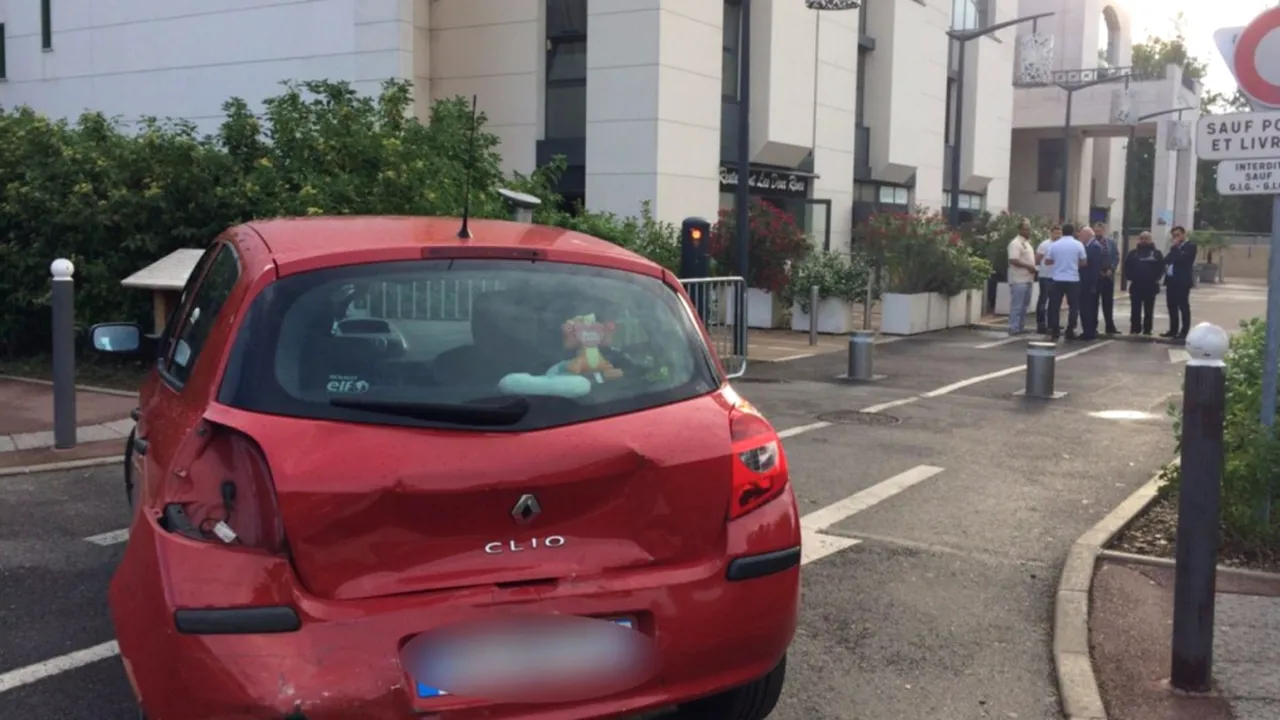 Un individ a încercat să lovească un grup musulmani cu un vehicul, în fața unei moschei din Paris