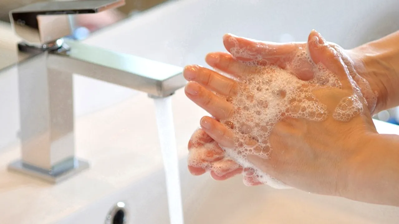 Cât de important este să ne spălăm pe mâini după ce am fost la baie. Clipul care ne arată cât de repede să împrăștie microbii