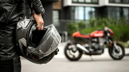 Cum arată casca unui motociclist implicat într-un accident grav pe autostradă, în SUA. „A fost târât de autobuz până când s-a oprit”